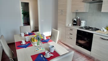 Fridge, oven, stovetop, dishwasher