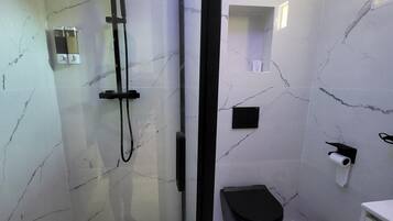 SĂšche-cheveux, serviettes fournies, savon, papier toilette