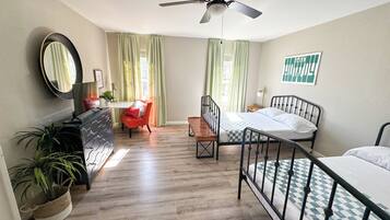 4 habitaciones, escritorio y tabla de planchar con plancha