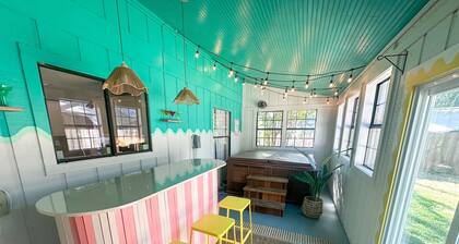 Spacious 4-bedroom house with Make-up bar, WiFi, Games, Hot-tub, & pool