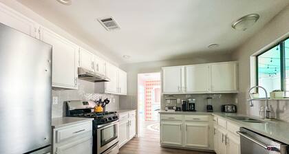 Spacious 4-bedroom house with Make-up bar, WiFi, Games, Hot-tub, & pool