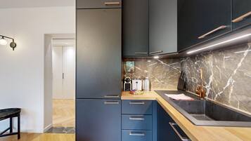 Geladeira, micro-ondas, fogão, lava-louças