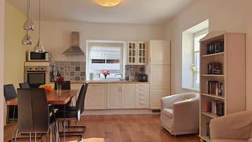 Fridge, microwave, oven, stovetop