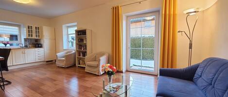 Smart-TV, DVD-spiller, bøker og filmbibliotek