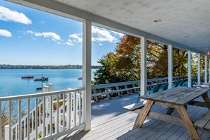 Outdoor dining - Bay Haven. Comfort, deck & water access. (Harpswell)