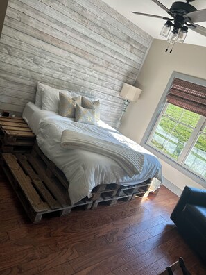 4 bedrooms, iron/ironing board, travel cot, free WiFi