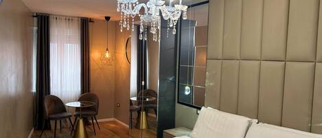Chambre triple luxueuse, vue sur la ville | Rideaux d’obscurcissement, fer et planche à repasser