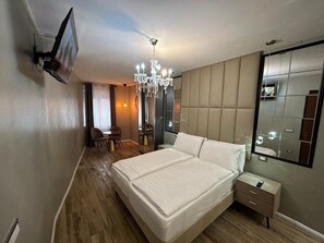 Luxury Triple Room, City View | Blackout drapes, iron/ironing board, free WiFi - Trento Best Home (Trento)