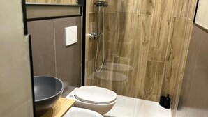奢華三人房, 城市景觀 | 遮光布/窗簾、熨斗/熨衣板、免費無線上網