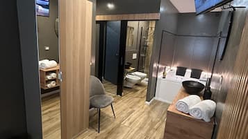 Kahden hengen huone, kaupunkinäköala | Pimennysverhot, silitysrauta/-lauta, ilmainen Wi-Fi