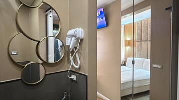 Quarto casal luxo, vista para a cidade | Banheiro | Sabonete, shampoo, papel higiênico