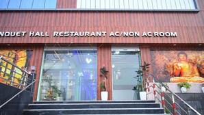 The exterior of the Quanquet Hall Restaurant with a staircase leading to the entrance. - HOTEL NIRVANA INN (Rajgir)