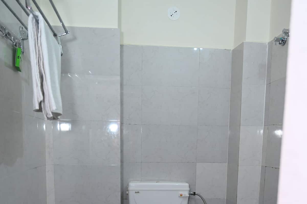 Xà phòng, dầu gội, giấy vệ sinh 