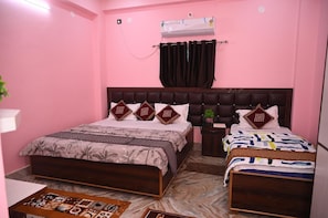 Family Double or Twin Room | Laptop workspace, free WiFi