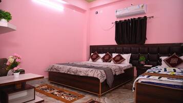 Camera familiare con letto matrimoniale o 2 letti singoli | Postazione laptop, Wi-Fi gratuito