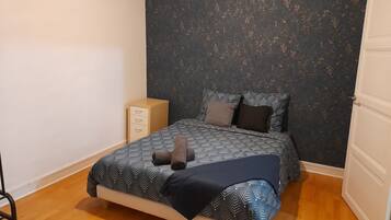 2 slaapkamers, een strijkplank/strijkijzer, reisbedje, gratis wifi