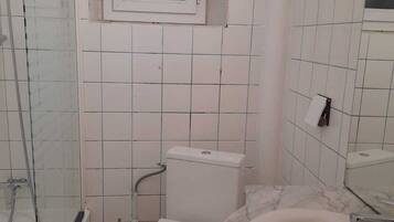 Een haardroger, handdoeken, zeep, toiletpapier