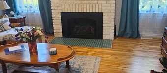 3-bedroom bungalow in charming Carter's Point with AC, WiFi. Close to beach.