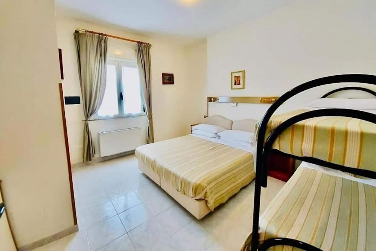 Habitación triple básica, vista al mar | Escritorio, espacio para trabajar con laptop y wifi gratis