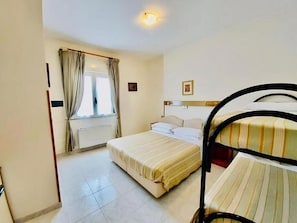 Basic Triple Room, Sea View | Desk, laptop workspace, free WiFi - Albergo delle Rose (Bagnara Calabra)