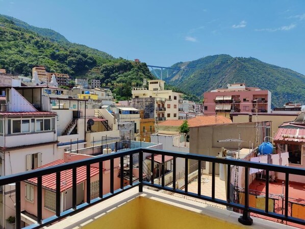 A residential area with buildings, a balcony, and a mountain backdrop. - Albergo delle Rose (Bagnara Calabra)