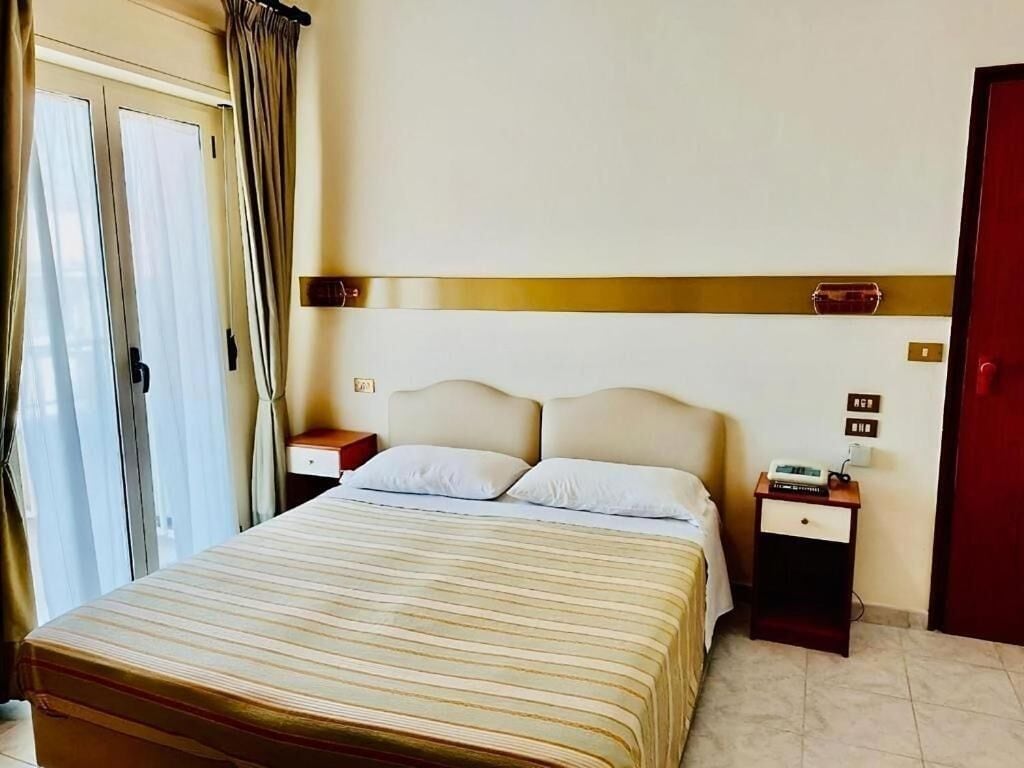 Escritorio, espacio para trabajar con laptop y wifi gratis 