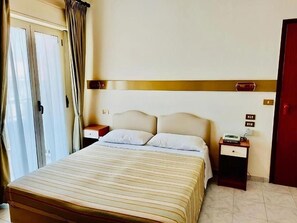 Desk, laptop workspace, free WiFi