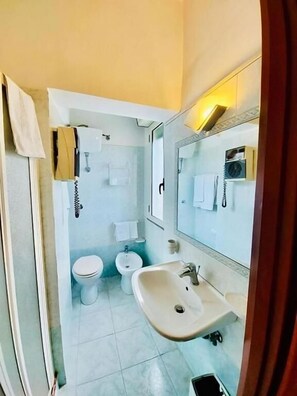 Suihku, hiustenkuivaaja, pyyhkeet, saippua