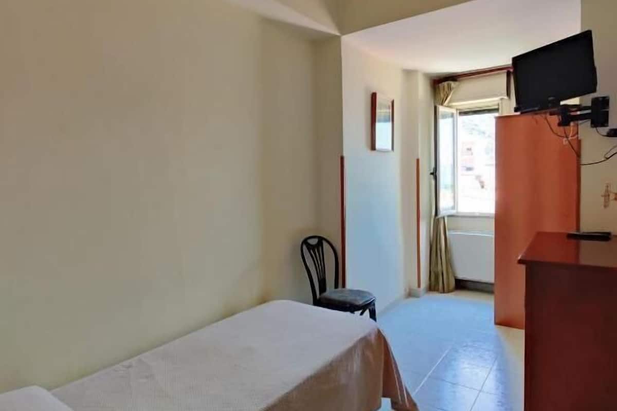 Habitación individual básica, vista al mar | Escritorio, espacio para trabajar con laptop y wifi gratis