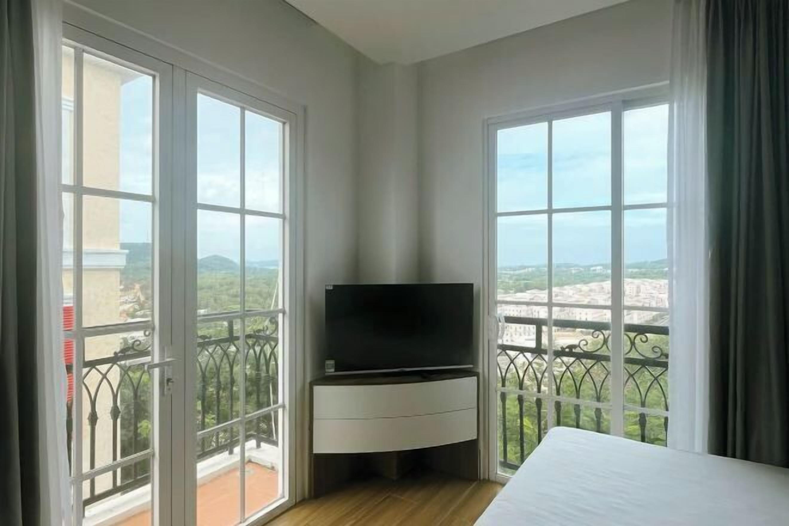 Meja, ruang kerja komputer riba, Wi-fi percuma 