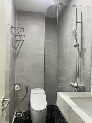 Standard Tek Büyük Yataklı Oda, Bahçe Manzaralı | Banyo | Ücretsiz banyo/kozmetik ürünleri, saç kurutma makinesi, terlik, havlu 