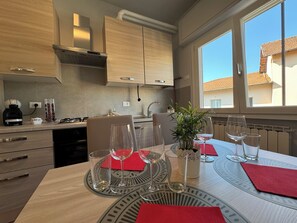 Kjøleskap, ovn, kokeplater og oppvaskmaskin