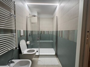 Shower, hair dryer, bidet, towels - Renovated historic pied-à-terre in downtown, suitable for couple or family  (Giovinazzo)