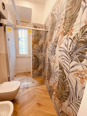 Secador de cabelo, toalhas de banho, sabonete, shampoo
