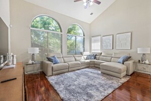 Smart TV - Spacious 4-bedroom house in charming San Antonio with AC, WiFi (San Antonio)