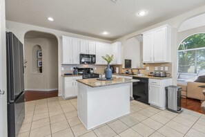 Microwave, oven, stovetop, dishwasher - Spacious 4-bedroom house in charming San Antonio with AC, WiFi (San Antonio)