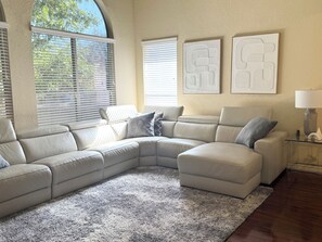 Smart TV - Spacious 4-bedroom house in charming San Antonio with AC, WiFi (San Antonio)