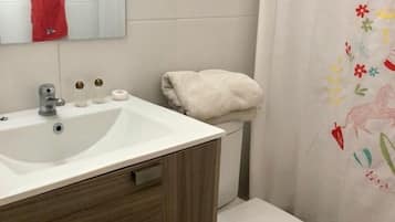 Toalhas de banho, sabonete, shampoo, papel higiênico