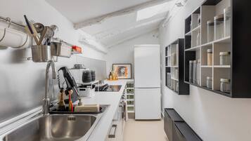 Fridge, oven, stovetop, coffee/tea maker