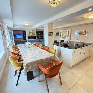 Dining -  Luxury Home- Ring of Kerry/Wild Atlantic Way. Shops/pubs, 5 min. walk Sea Views (Killarney)