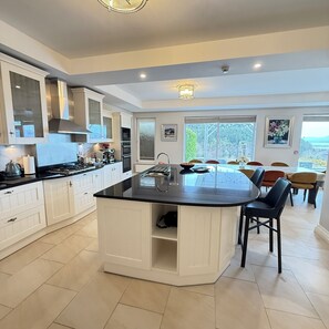 Fridge, microwave, oven, dishwasher -  Luxury Home on the Ring of Kerry-Wild Atlantic Way. Shops/pubs, 5 min. walk (Glenbeigh)
