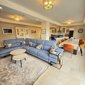 Smart-TV, Kamin, DVD-Player, Bücher