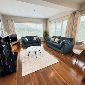 Smart TV, fireplace, DVD player, books -  Luxury Home on the Ring of Kerry-Wild Atlantic Way. Shops/pubs, 5 min. walk (Glenbeigh)