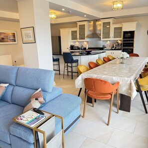 Smart TV, fireplace, DVD player, books -  Luxury Home- Ring of Kerry/Wild Atlantic Way. Shops/pubs, 5 min. walk Sea Views (Killarney)