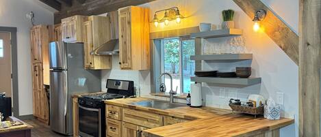 Køleskab, mikrobølgeovn, ovn, kogeplade