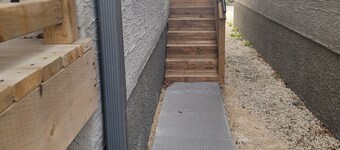 Winnipeg Radiant Home - A peaceful neighborhood with separate entrance