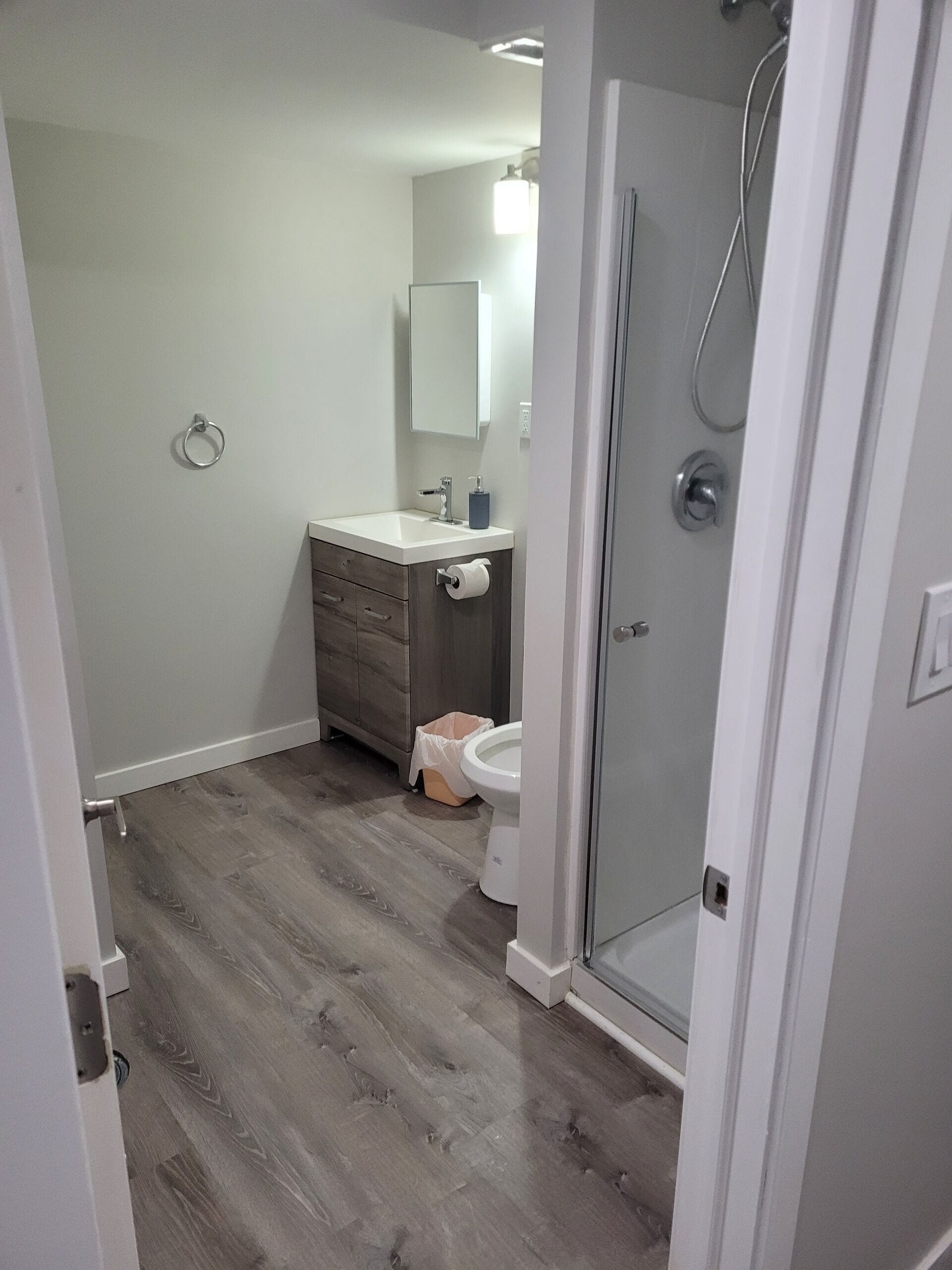 Douche, sèche-cheveux, serviettes fournies, savon