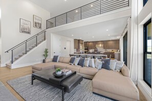 Smart TV, lareira, mesa de pingue-pongue