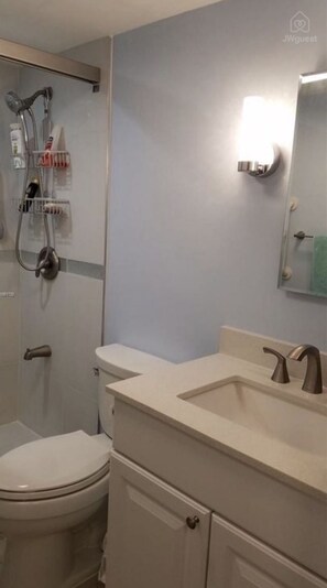 Regadera, toallas, jabón, papel de baño