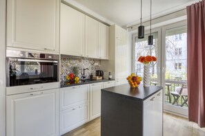 Apartamento conforto, sacada, vista para a cidade | Cozinha privada | Chaleira elétrica